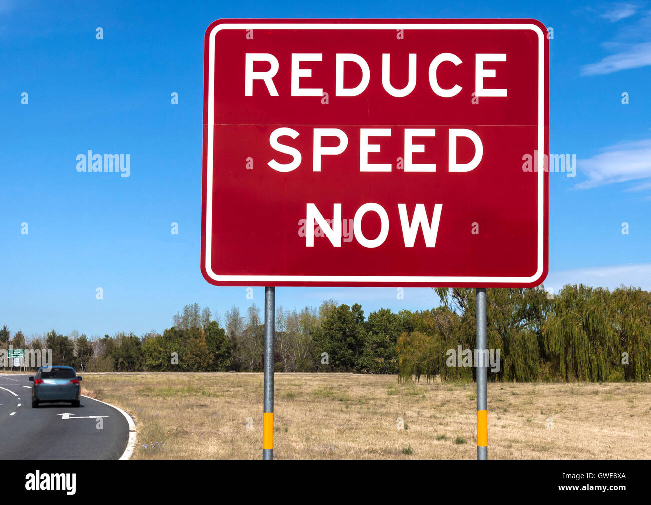 Panneau routier - Réduire la vitesse maintenant Banque D'Images