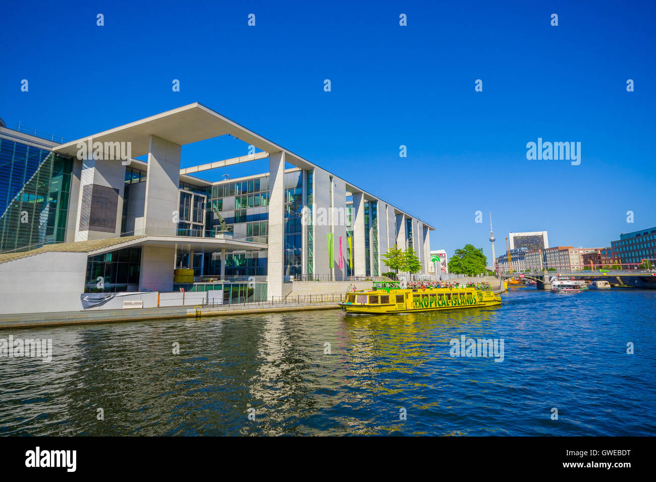 BERLIN, ALLEMAGNE - 06 juin 2015 : jaune, les îles tropicales, bateau arrive à une construction moderne sur la rivière à Berlin, Marie E Banque D'Images