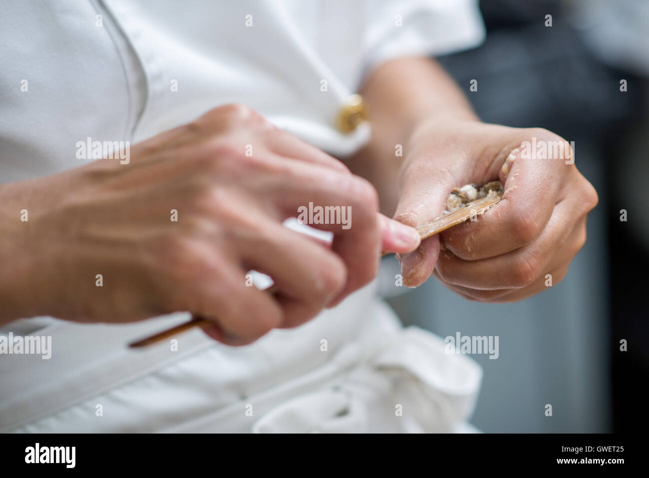 Le chef prépare des Dim Sum chinois Banque D'Images