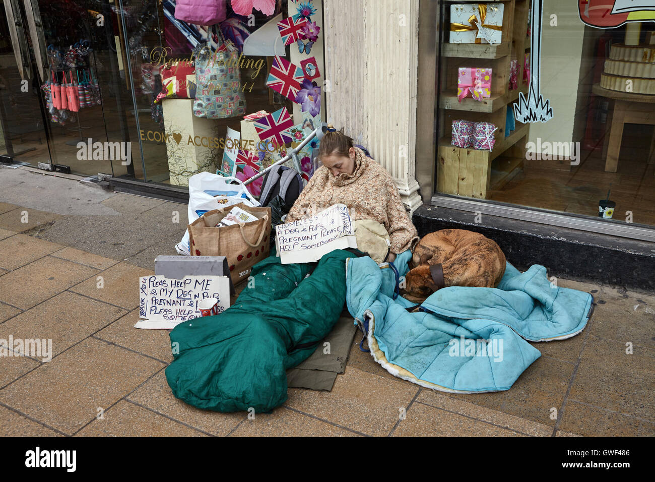 Edinburgh, Royaume-Uni. Jeune femme sans-abri dormant sur le trottoir, enveloppé dans une couverture à côté d'elle .elle dormir un petit post manuscrite Banque D'Images Edinburgh, Royaume-Uni. Jeune femme sans-abri dormant sur le trottoir, enveloppé dans une couverture à côté d'elle .elle dormir un petit post manuscrite Banque D'Images