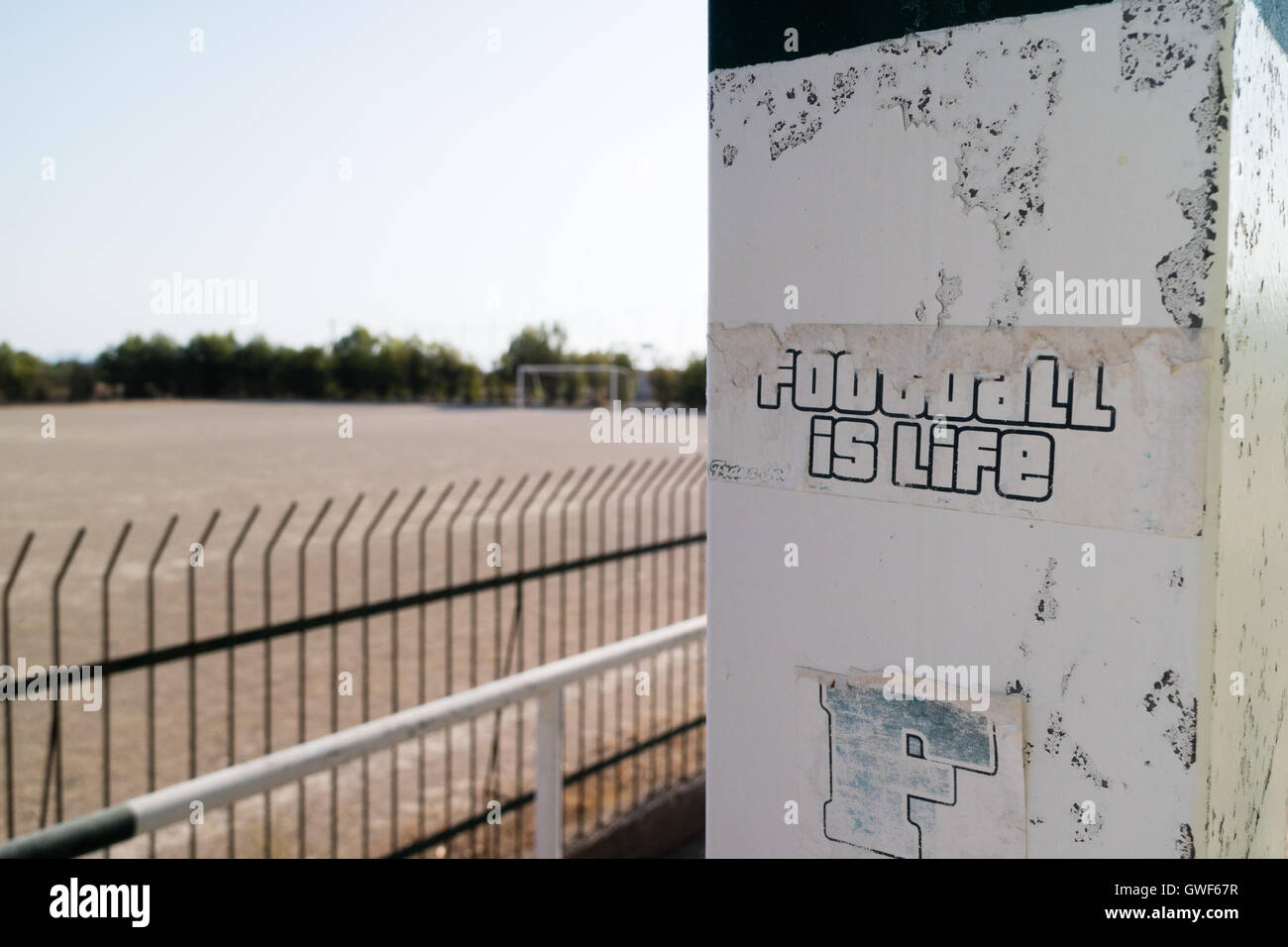 Un autocollant à un petit stade de football dit "Le football c'est la vie" Banque D'Images