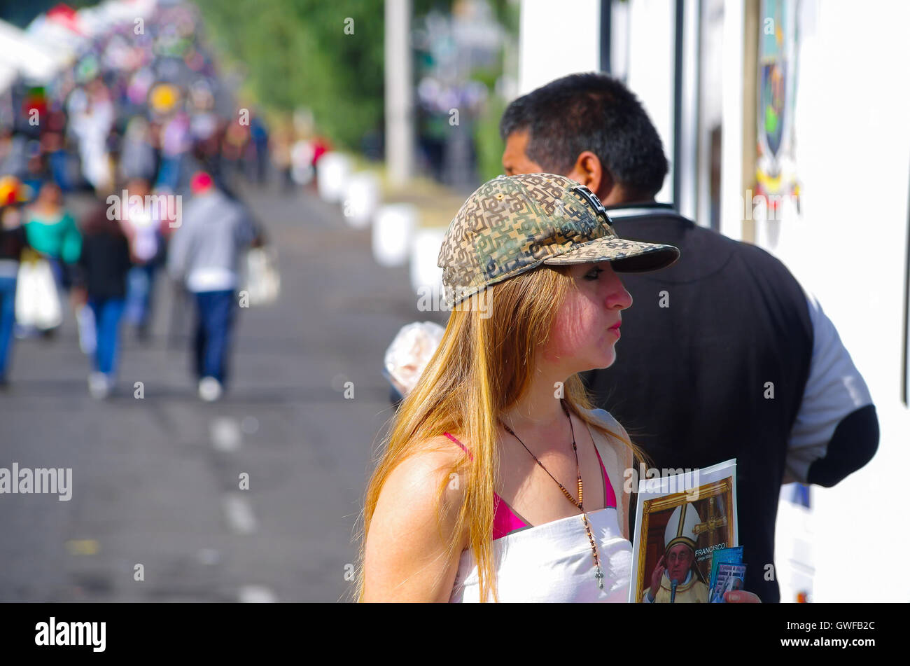 QUITO, ÉQUATEUR - juillet 7, 2015 : la vente d'une jeune fille non identifiée peu poster du pape Francsico avant d'entrer à la messe, visite à l'Equateur Banque D'Images