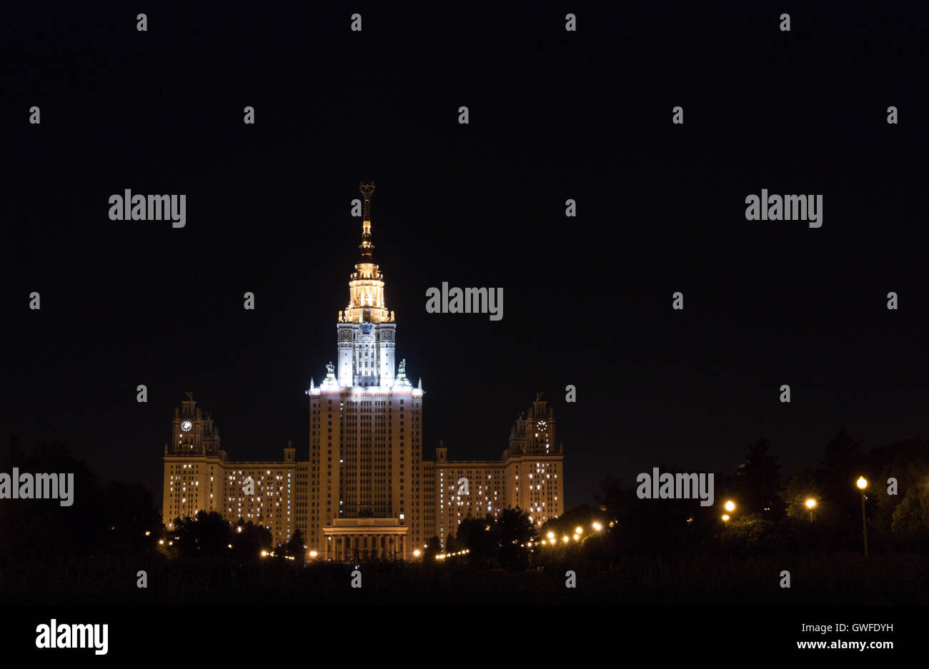 Architecture de Moscou la nuit ou en soirée : l'Université d'État de Moscou buildind éclairée par des lumières. Banque D'Images