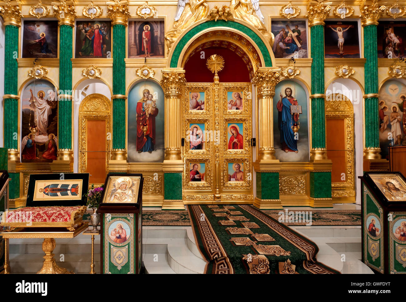 L'architecture religieuse de droit : intérieur d'une église orthodoxe russe dans la région de Tver (Russie) avec chœur, autel (sanctuary) Banque D'Images