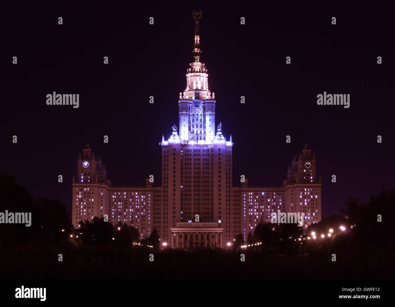 Architecture de Moscou la nuit ou en soirée : l'Université d'État de Moscou buildind éclairée par des lumières. Banque D'Images