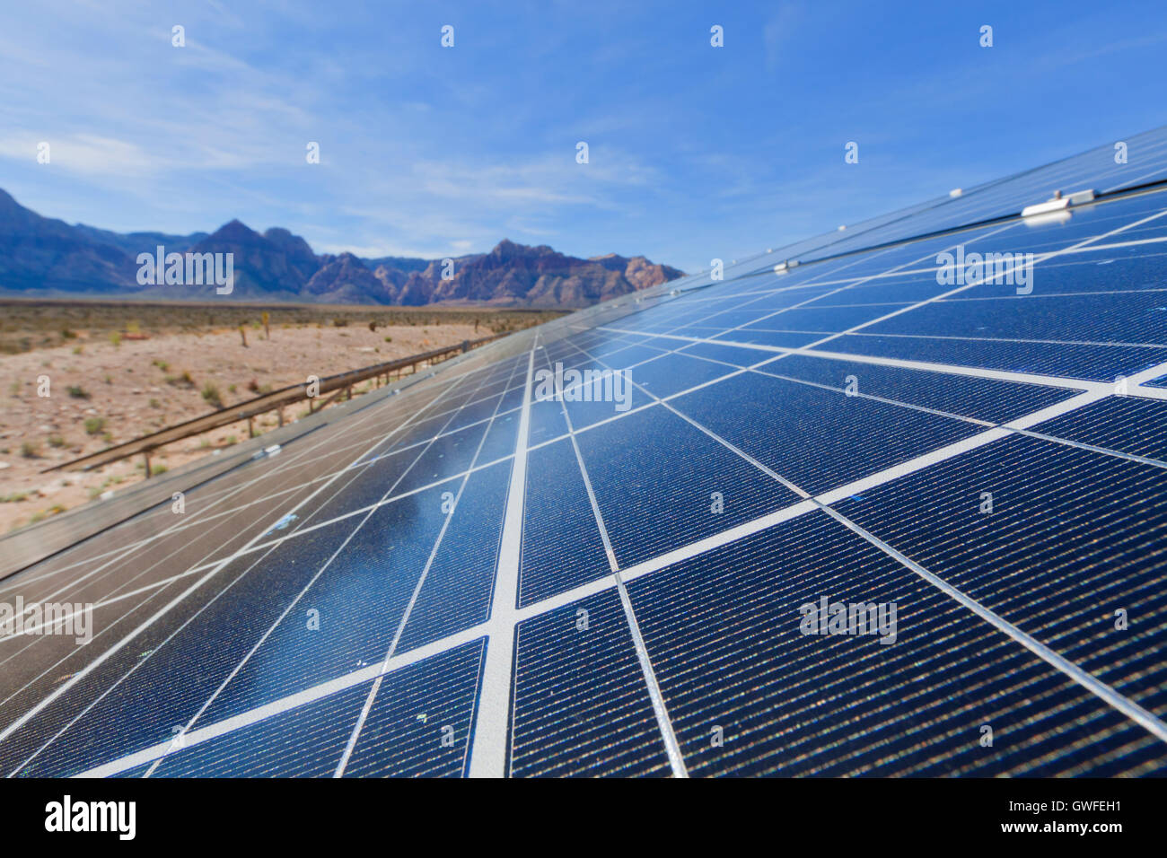 Afficher des panneaux solaires dans le désert de Mojave. Banque D'Images