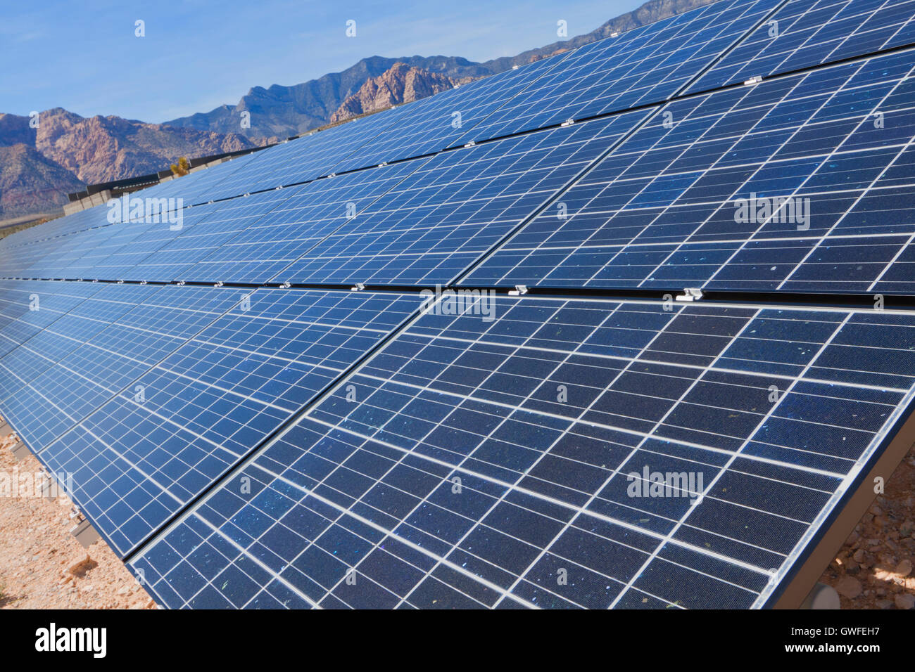 Afficher des panneaux solaires dans le désert de Mojave. Banque D'Images