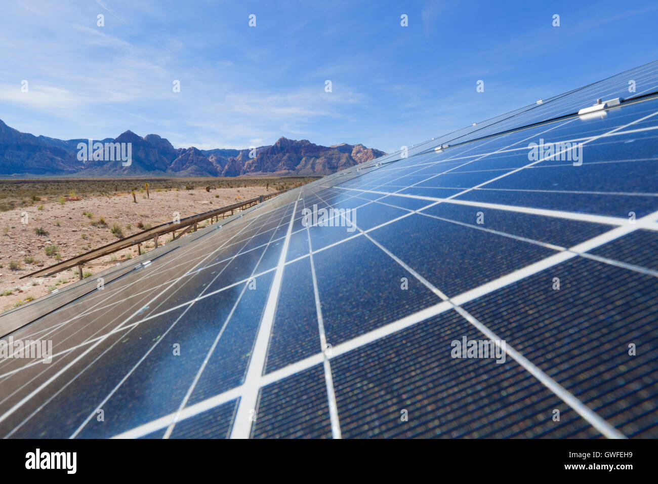 Afficher des panneaux solaires dans le désert de Mojave. Banque D'Images