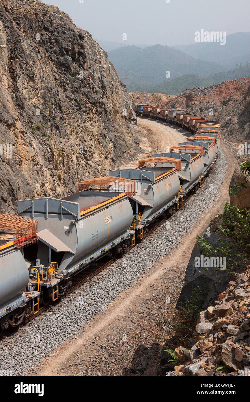 La gestion des opérations de transport et de minerai de fer. 100 minerai vide wagon train dans la coupe du roc étroit de l'orifice de la mienne pour prendre une nouvelle charge Banque D'Images