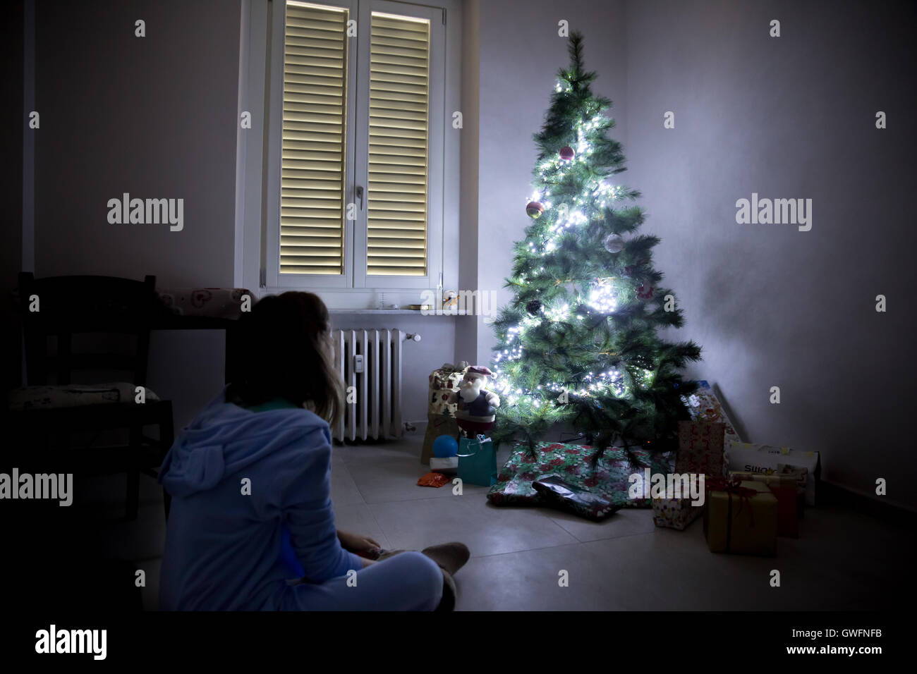 Girl in front of Christmas Tree Banque D'Images