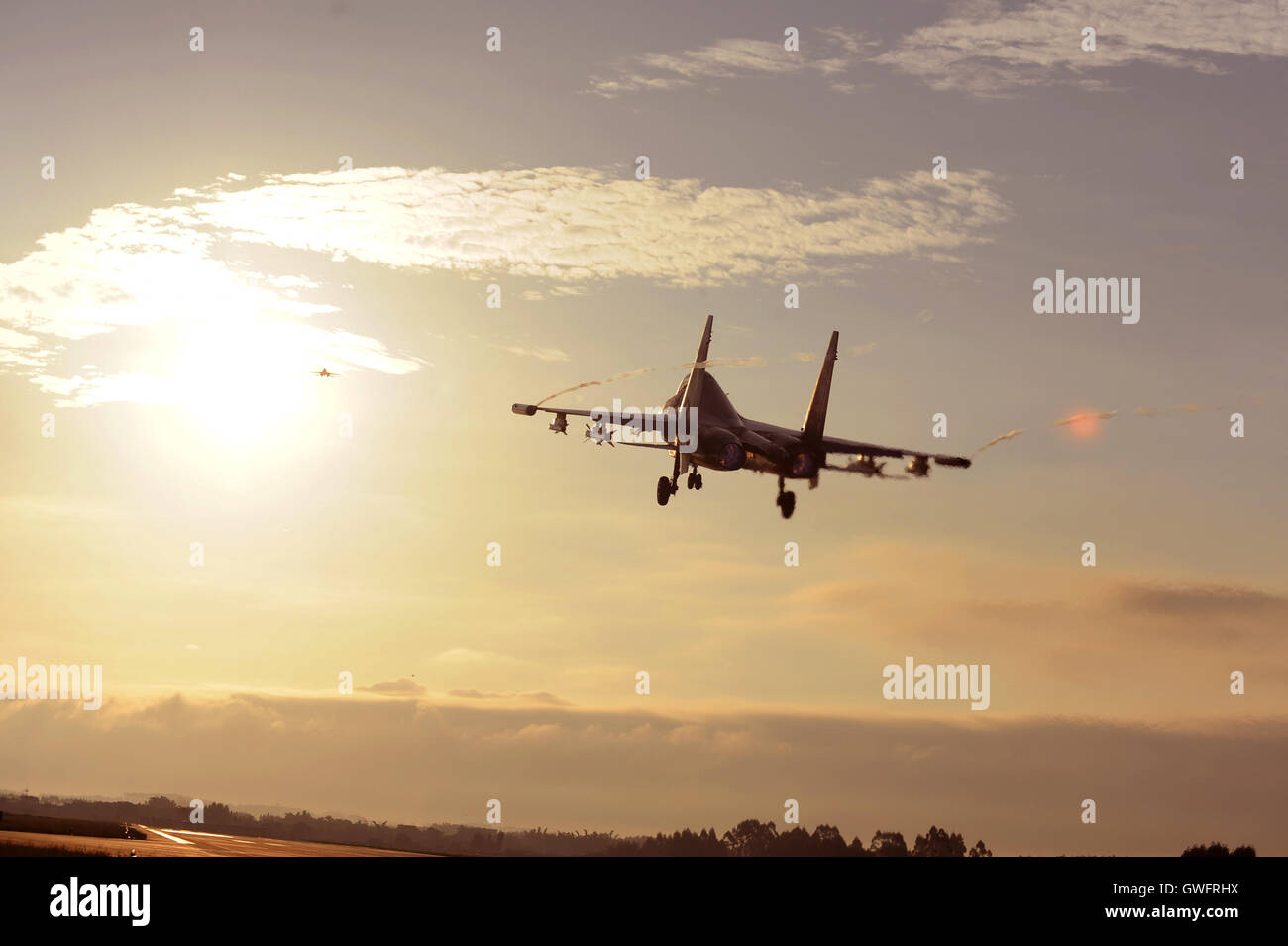 Guangzhou, Détroit Bashi, pour un exercice de simulation de combat de routine. 12 Sep, 2016. L'Armée de l'air chinois deux chasseurs SU-30 voler à l'ouest du Pacifique, via le détroit de Bashi, pour un exercice de simulation de combat de routine, le 12 septembre 2016. L'Armée de l'air chinoise a condamné lundi plusieurs modèles d'aéronefs, y compris H-6K des bombardiers, des chasseurs SU-30, et les avions-citernes, pour l'exercice. La reconnaissance de la flotte et d'alerte rapide de la surface de la mer, ravitaillement en vol, croisière, et atteint tous les objectifs de l'exercice. © Yishu Ventilateur/Xinhua/Alamy Live News Banque D'Images