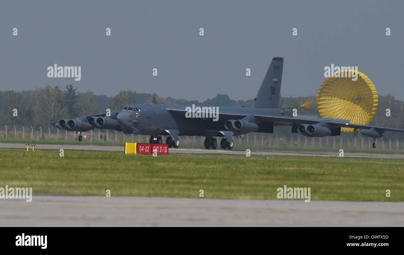 Mosnov, République tchèque. 13 Sep, 2016. Bombardier stratégique américain B-52 Stratofortress (photo) Terres en Mosnov Airport, en République tchèque, le 13 septembre 2016. B-52 bombardiers auront leurs premiers vols au sein de l'exercice le dimanche pendant les jours de l'OTAN et de la Force aérienne tchèque jours à Mosnov 17-18 septembre à l'aéroport. Photo : CTK Jaroslav Ozana/Photo/Alamy Live News Banque D'Images
