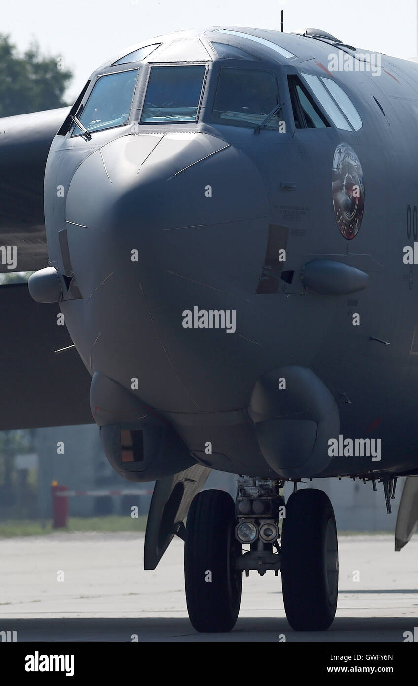 Mosnov, République tchèque. 13 Sep, 2016. Bombardier stratégique américain B-52 Stratofortress (photo) Terres en Mosnov Airport, en République tchèque, le 13 septembre 2016. B-52 bombardiers auront leurs premiers vols au sein de l'exercice le dimanche pendant les jours de l'OTAN et de la Force aérienne tchèque jours à Mosnov 17-18 septembre à l'aéroport. Photo : CTK Jaroslav Ozana/Photo/Alamy Live News Banque D'Images