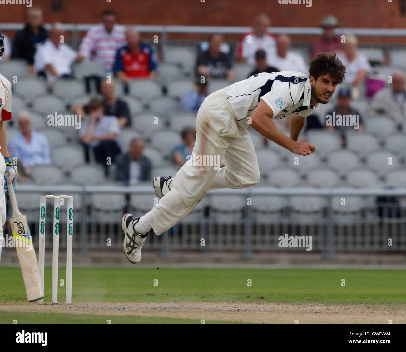 Old Trafford, Manchester, Royaume-Uni. 13 Sep, 2016. Une division du championnat Specsavers County Cricket. Lancashire et Middlesex. Middlesex bowler Steven Finn bols durant la session de l'après-midi. Middlesex étaient tous à 327 pour le déjeuner aujourd'hui. Credit : Action Plus Sport/Alamy Live News Banque D'Images