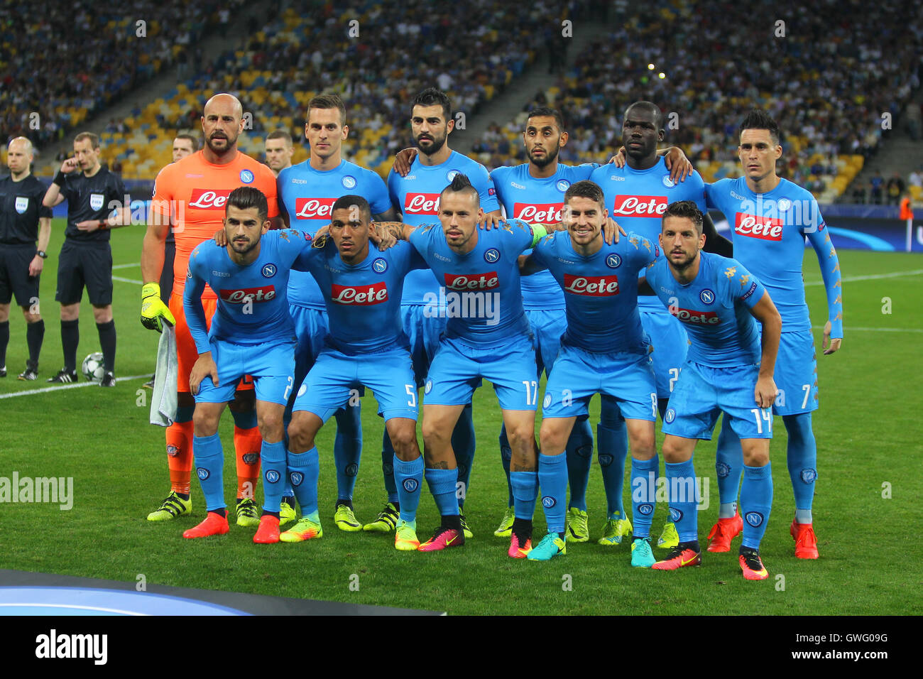 Kiev, Ukraine. 13 Septembre, 2016. FC italien Napoli line up avant le groupe B de la Ligue des Champions match de football contre le Dynamo Kiev au stade national Olympiyskiy à Kiev, Ukraine, le mardi, 13 septembre 2016. ( Photo/Andrey Lukatsky) Crédit : Andrey Lukatsky/Alamy Live News Banque D'Images