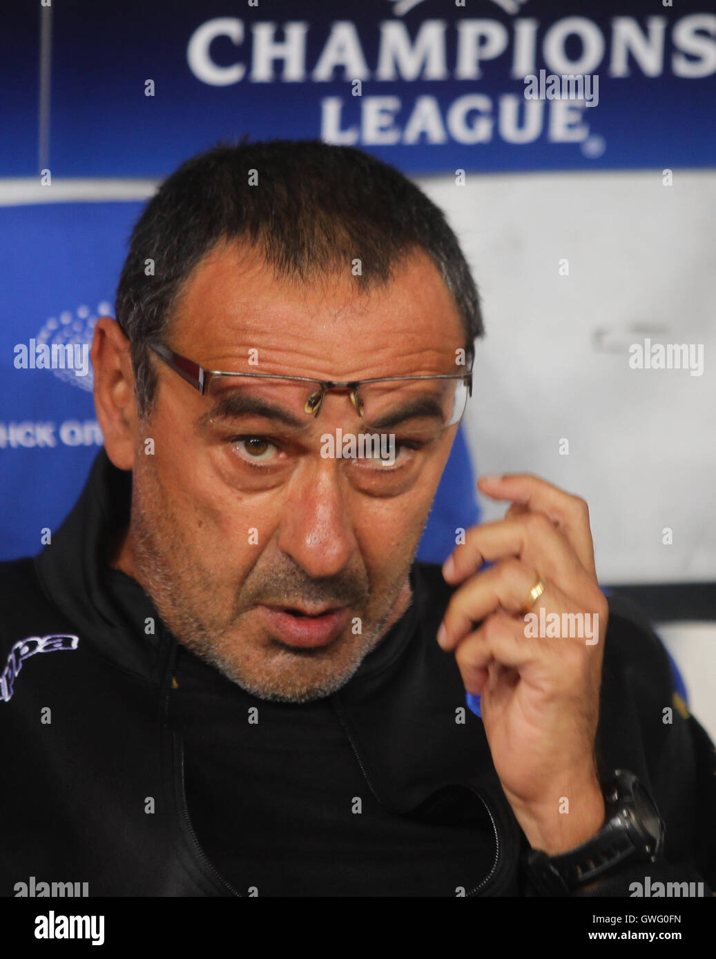 Kiev, Ukraine. 13 Septembre, 2016. Maurizio Sarri entraîneur de FC italien Napoli ressemble au cours de groupe de la Ligue des Champions de football match B contre Dynamo Kiev au stade national Olympiyskiy à Kiev, Ukraine, le mardi, 13 septembre 2016. ( Photo/Andrey Lukatsky) Crédit : Andrey Lukatsky/Alamy Live News Banque D'Images