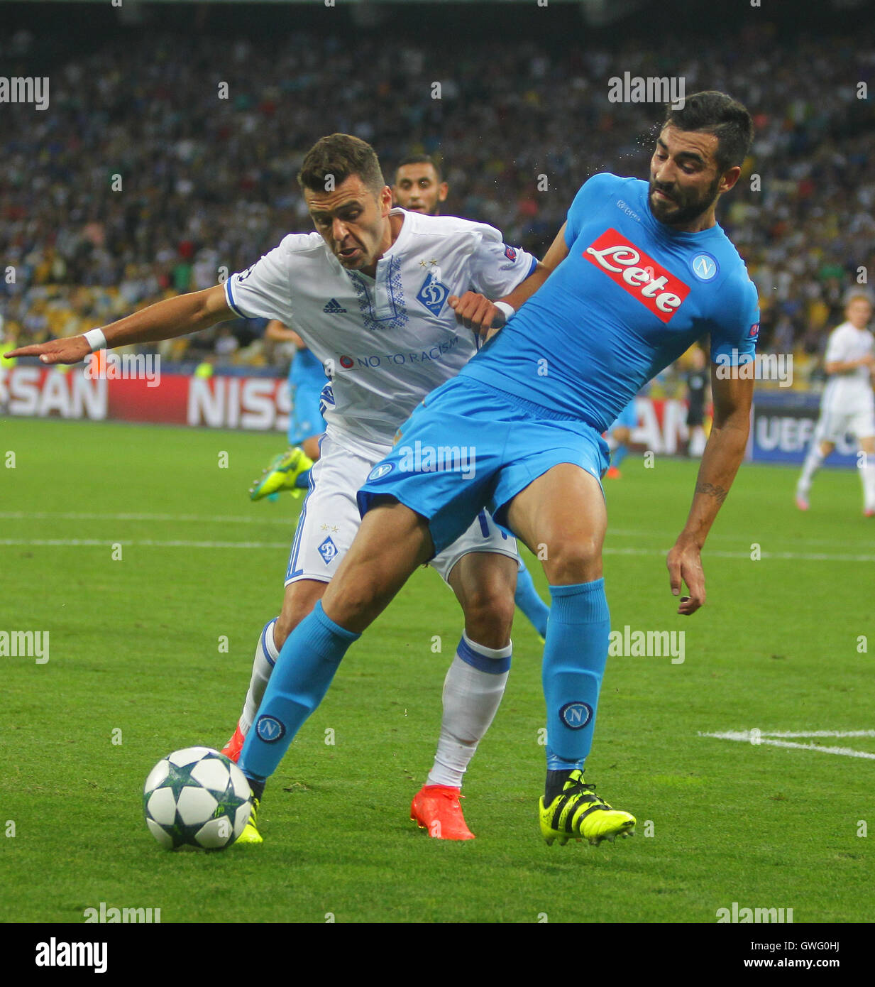 Kiev, Ukraine. 13 Septembre, 2016. Dynamo Kiev Ukraine le Brésilien Junior Moraes,l'avant gauche, se bat pour la balle contre Raul Albiol a de l'italien Napoli FC pendant leurs Champions League Groupe B match de football au stade national Olympiyskiy à Kiev, Ukraine, le mardi, 13 septembre 2016. ( Photo/Andrey Lukatsky) Crédit : Andrey Lukatsky/Alamy Live News Banque D'Images