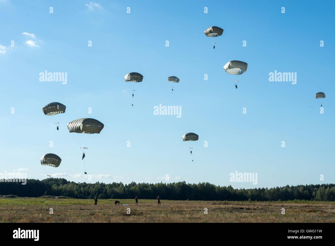 Rukla, la Lituanie. 13 Sep, 2016. Des parachutistes 173e Brigade aéroportée américaine conduite opération aéroportée 'grève' baïonnette dans Rukla, la Lituanie, le 13 septembre, 2016. Autour de 150 parachutistes américains de la 173e Brigade aéroportée a mené un exercice de saut du ciel en Lituanie, le mardi, le démarrage d'une nouvelle rotation de la force américaine en Lituanie. Alfredas © Pliadis/Xinhua/Alamy Live News Banque D'Images
