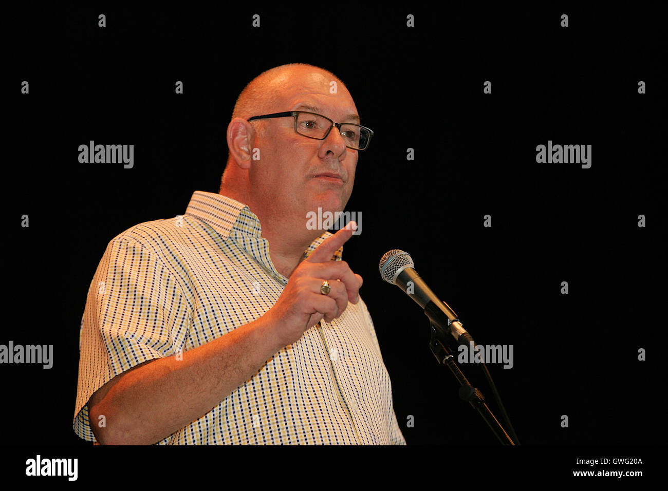 Brighton, UK. 13 septembre 2016. Dave Ward Secrétaire général du syndicat des Travailleurs des Communications donne un discours lors de la JC4H00 rassemblement à la salle de concert à Brighton Dome Crédit : Rupert Rivett/Alamy Live News Banque D'Images