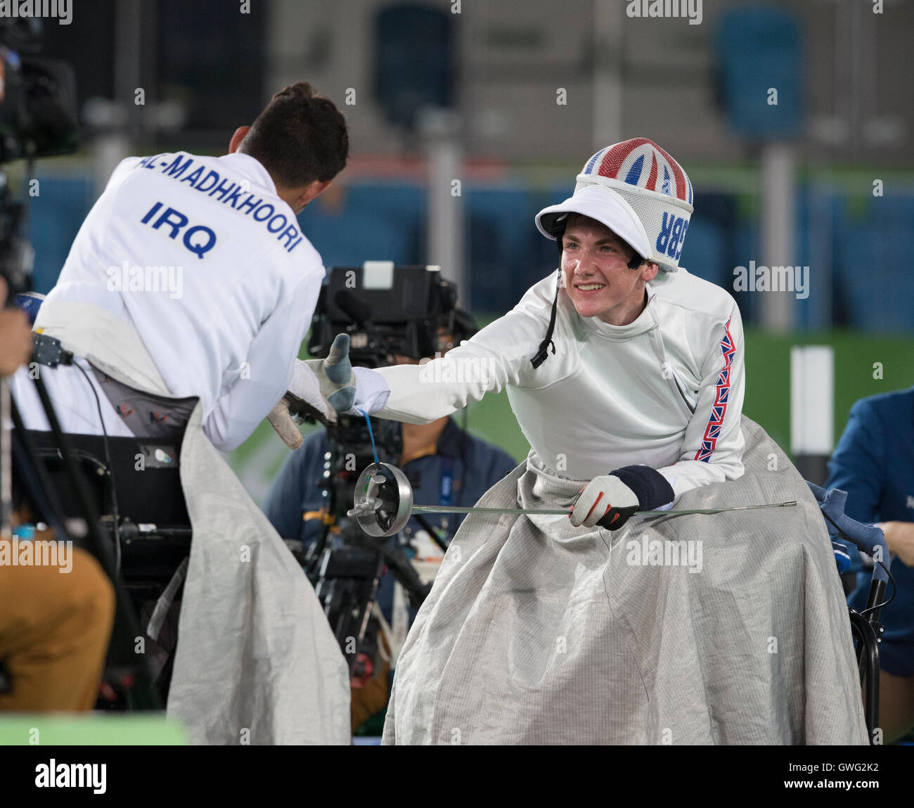 Piers Gilliver de Grande-Bretagne et Zainulabdeen Al-Madhkhoori d'Iraq à l'épée masculine Cat. Une demi-finale à l'2016 Jeux Paralympiques. Banque D'Images