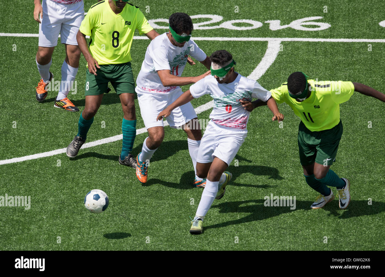 L'Iran's Sadegh Rahimighasr (9) défis Brésil joueurs dans le football 5-a-side match à la RIo 2016 Jeux paralympiques. Banque D'Images