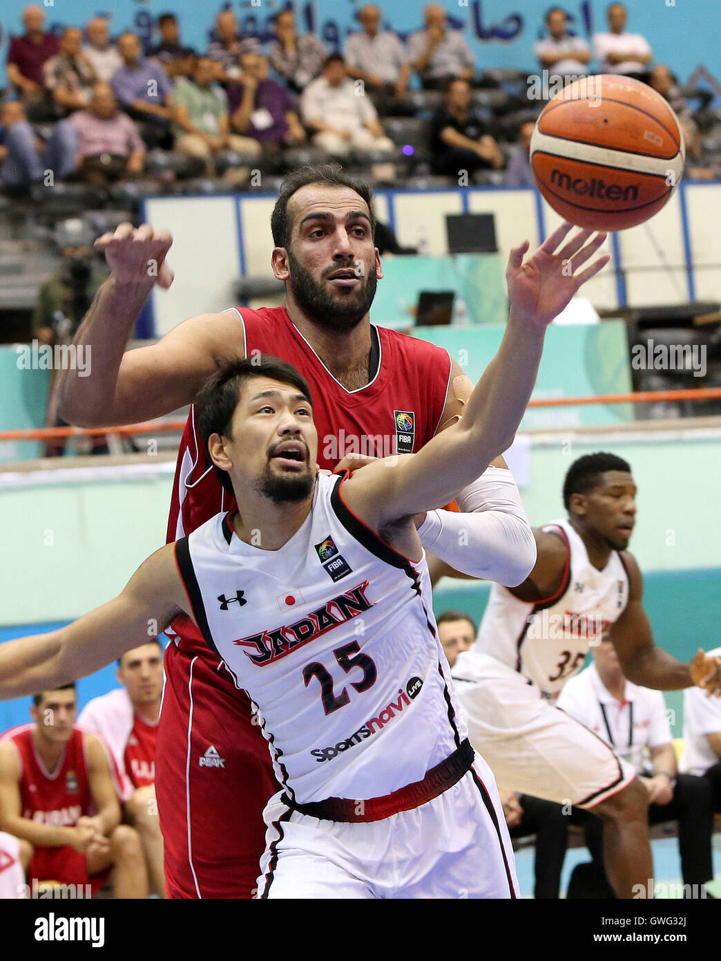 Téhéran, Iran. 13 Sep, 2016. Hamed Haddadi (haut) d'Iran rivalise avec Furukawa Takatoshi japonaise au cours de la FIBA Asie 2016 Défi à Téhéran, Iran, 13 septembre 2016. L'Iran a gagné 68-57. © Ahmad Halabisaz/Xinhua/Alamy Live News Banque D'Images