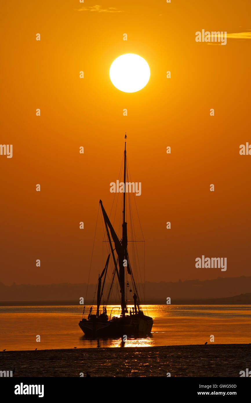 L'estuaire de Swale, Kent, UK. 14 Septembre 2016 : Météo France. Le soleil se lève dans un ciel clair comme l'été indien se poursuit. La Thames barge à Vfd holding se trouve à l'ancre sous un magnifique éclairage orangé. Le temps devrait changer pour le week-end comme de l'air plus frais à la température de retour à la normale pour la période de l'année Crédit : Alan Payton/Alamy Live News Banque D'Images