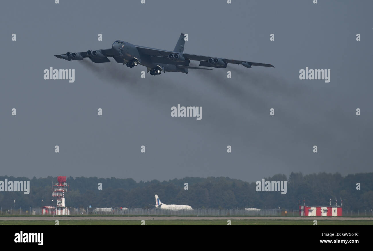 Mosnov, République tchèque. 13 Sep, 2016. Bombardier stratégique américain B-52 Stratofortress (photo) Terres en Mosnov Airport, en République tchèque, le 13 septembre 2016. B-52 bombardiers auront leurs premiers vols au sein de l'exercice le dimanche pendant les jours de l'OTAN et de la Force aérienne tchèque jours à Mosnov 17-18 septembre à l'aéroport. Photo : CTK Jaroslav Ozana/Photo/Alamy Live News Banque D'Images