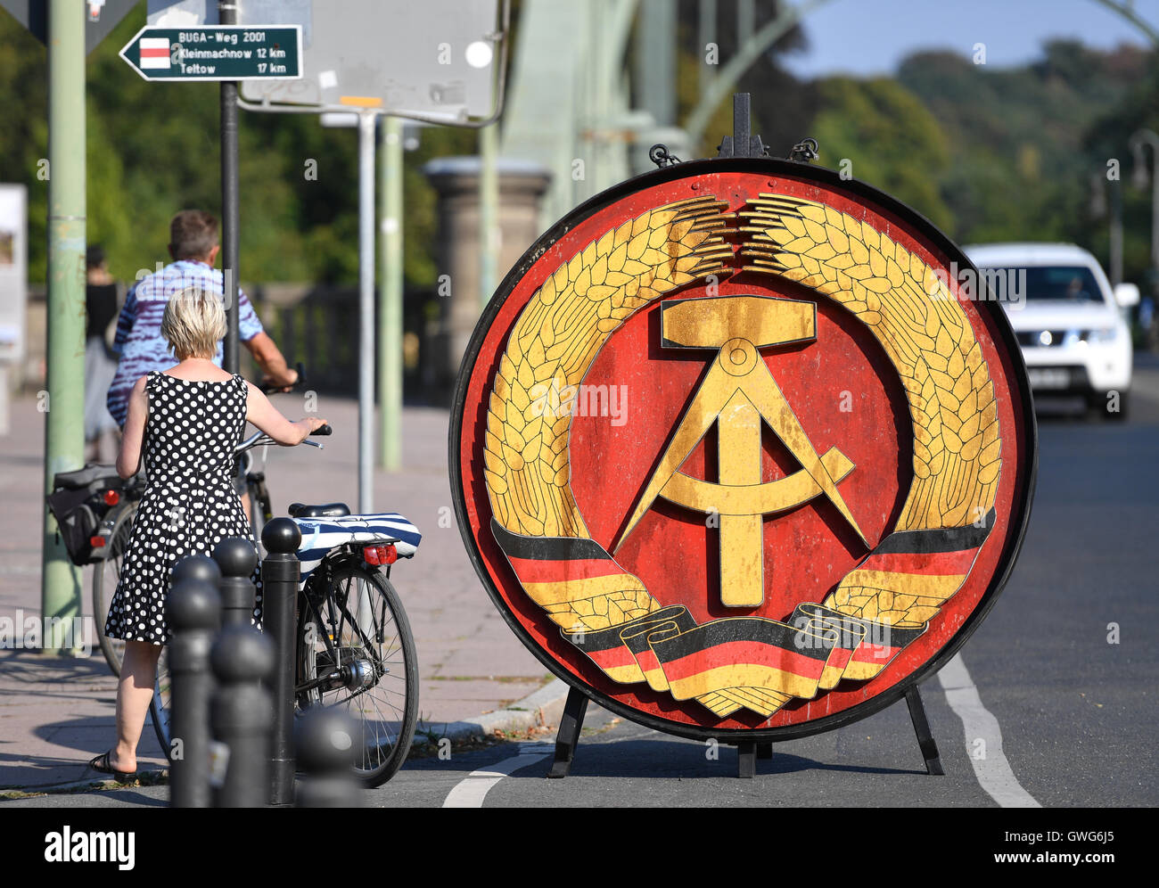 Potsdam, Allemagne. 14Th Sep 2016. L'ancien emblème national de la RDA, l'original d'un accessoire de Steven Spielberg le film "Pont des espions", se dresse près de la Glienicker bridge à Potsdam, Allemagne, 14 septembre 2016. L'emblème national accroché au milieu du pont du DDR fois et seront exposées à la Villa Schoningen dans l'avenir. PHOTO : RALF HIRSCHBERGER/dpa/Alamy Live News Banque D'Images