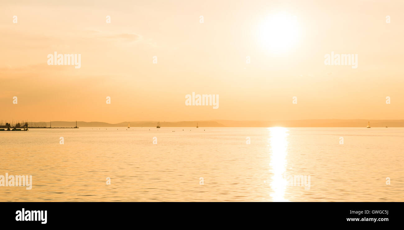 Coucher du soleil orange sur le lac Balaton, Hongrie Banque D'Images