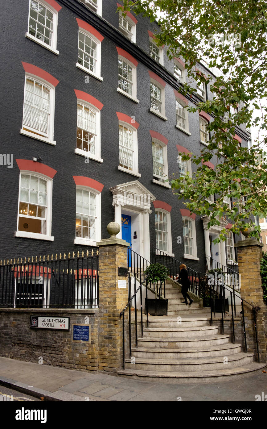 Aujourd'hui, ces belles maisons occupent le site de St Thomas l'Apôtre église détruite dans le Grand Incendie de Londres en 1666. Banque D'Images
