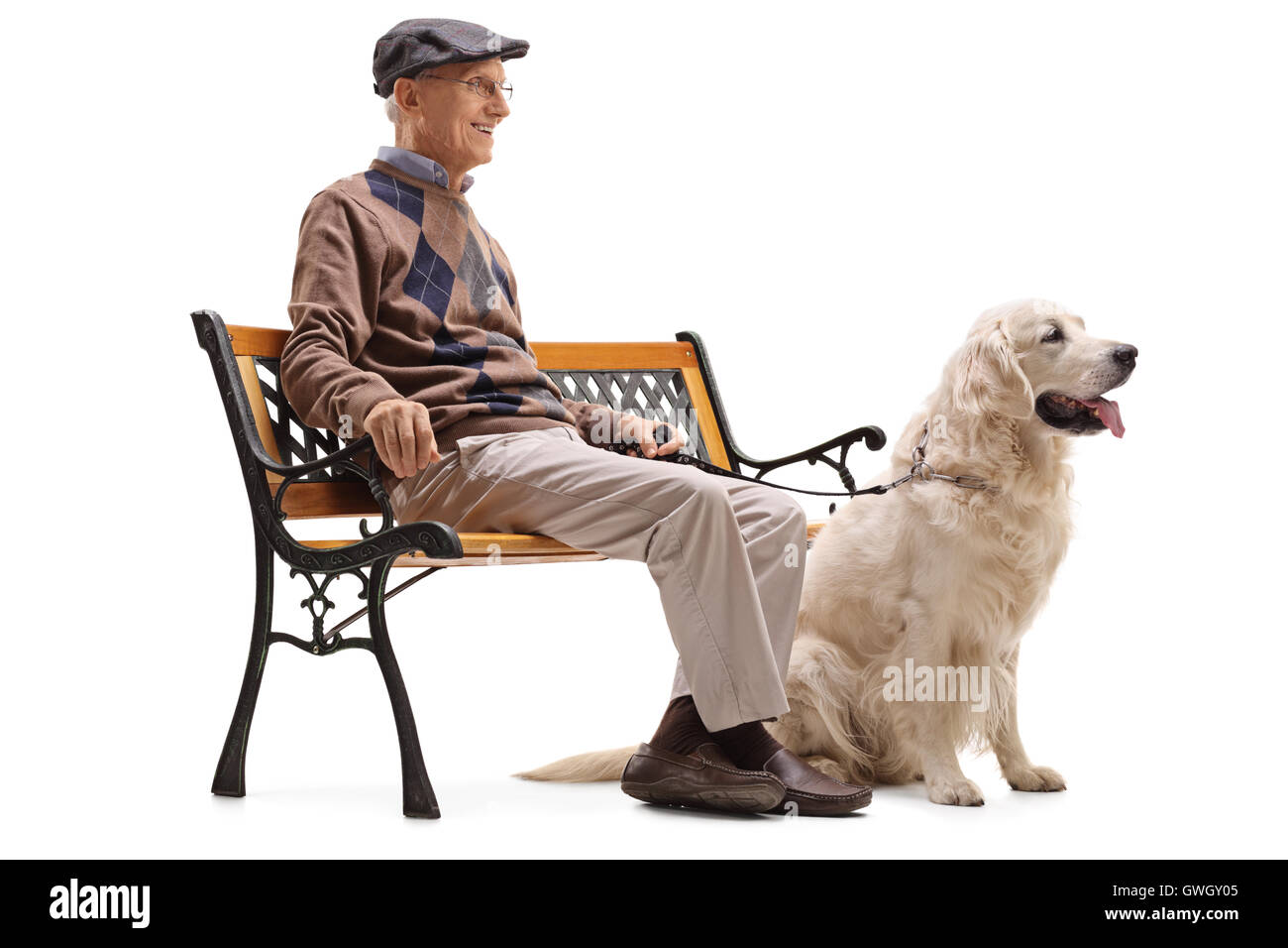 Hauts homme assis sur un banc avec son chien isolé sur fond blanc Banque D'Images