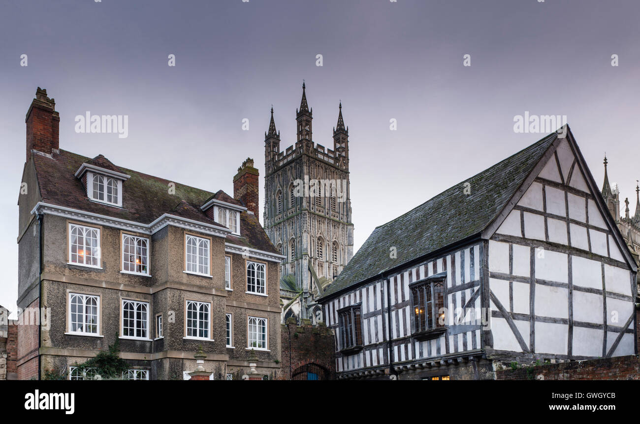 La cathédrale de Gloucester vu entre deux immeubles anciens, Gloucetershire, UK Banque D'Images