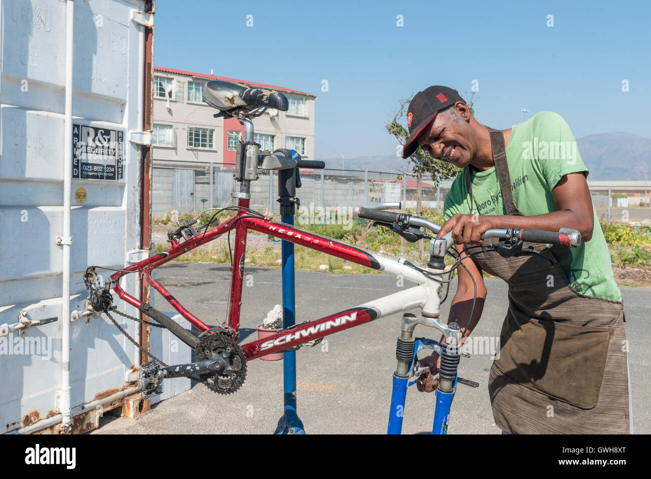 Mécanicien vélo travaille sur un cadre du vélo, Le Cap, Afrique du Sud Banque D'Images