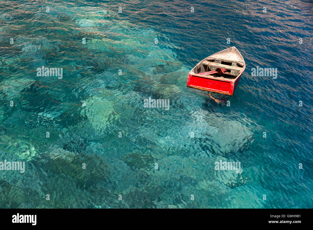 L'un des bateaux ay baie de l'océan Atlantique par la rive de l'île de Madère. Bateau de pêcheur rouge solitaire. Banque D'Images