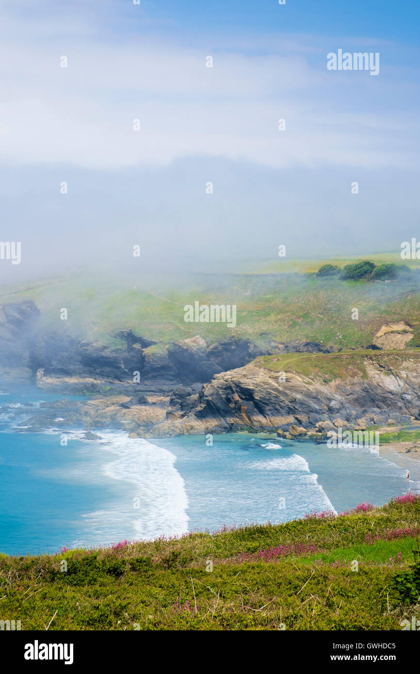 Brouillard de mer à la plage de compensation Polurrian, meneau, Cornwall, England, UK Banque D'Images