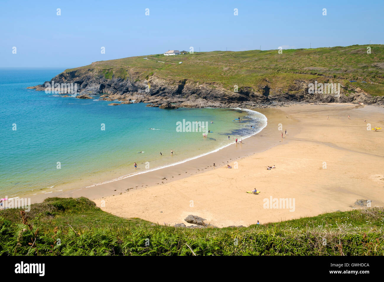 La plage à Poldhu Cove, meneau, Cornwall, sur la péninsule de Lizard, England, UK plages en été Banque D'Images