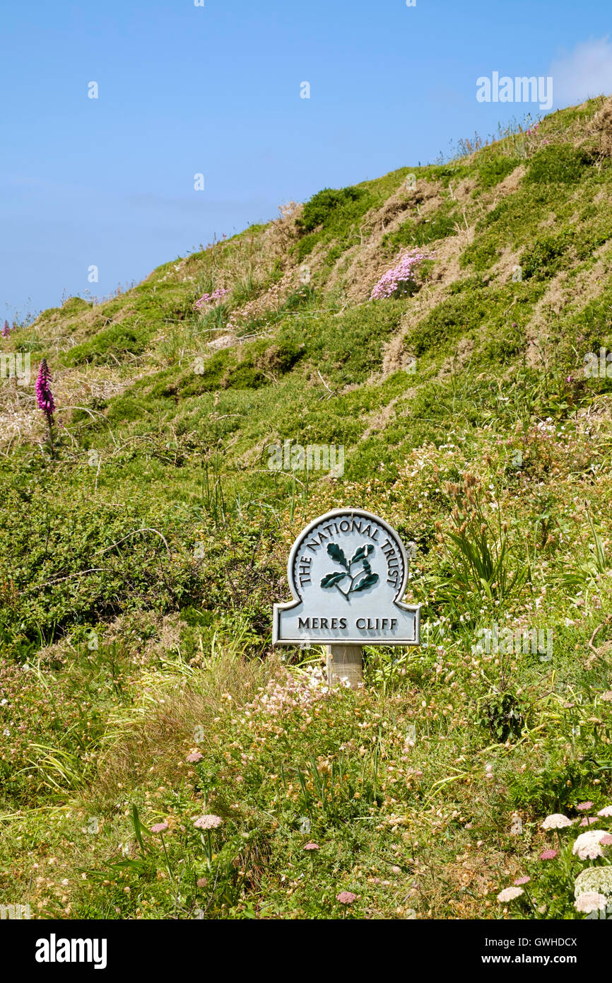 National Trust signe sur le South West Coast Path, Cornwall, England, UK Banque D'Images