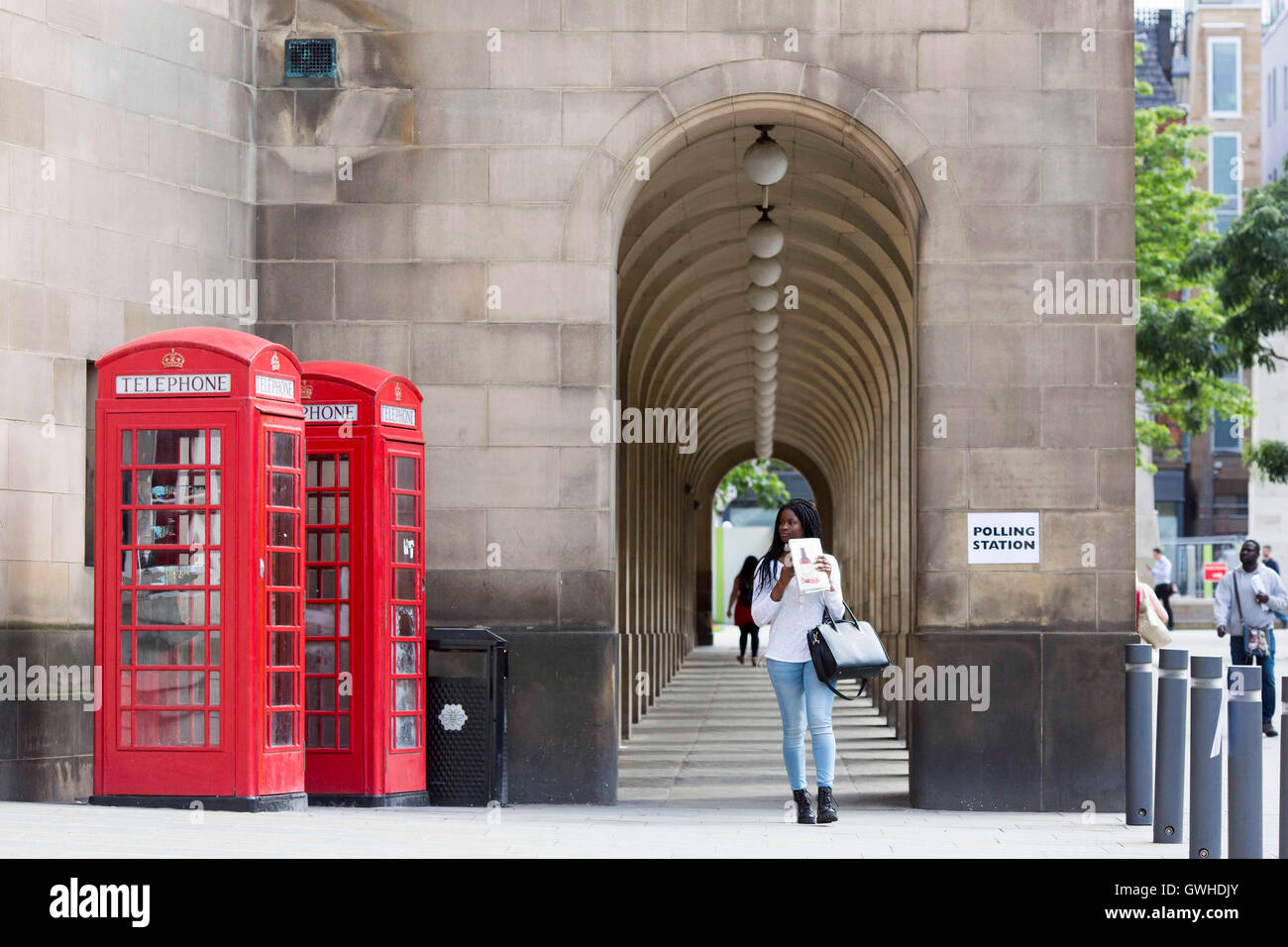 Téléphone rouge et boîtes de scrutin signe à l'hôtel de ville de Manchester , Royaume-Uni Banque D'Images