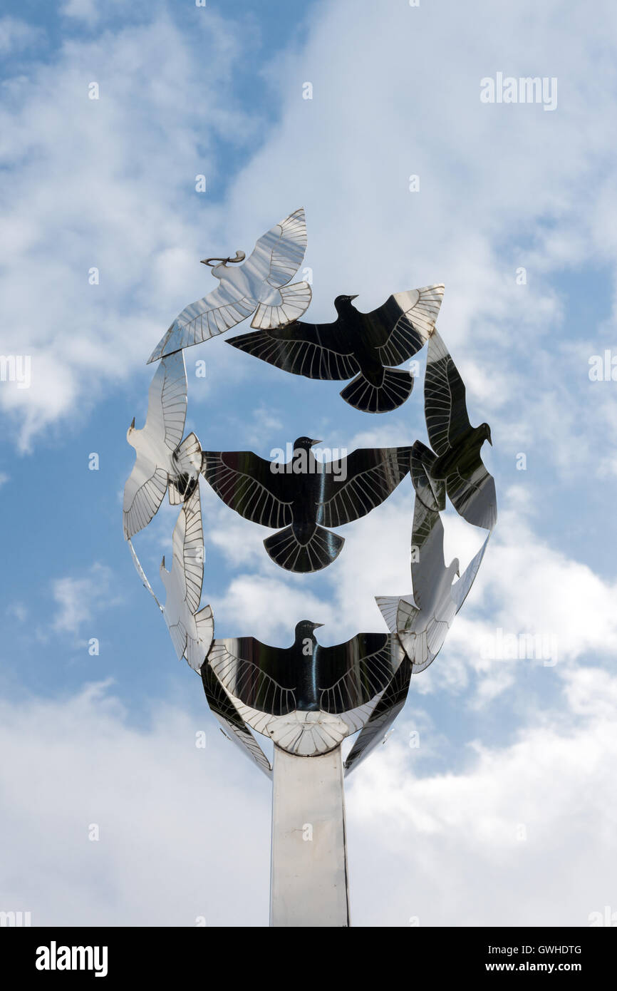 Les phoques du Groenland et des tourterelles ou colombes de paix public art sculpture à l'entrée de l'Eisteddfod international lieu Llangollen Banque D'Images