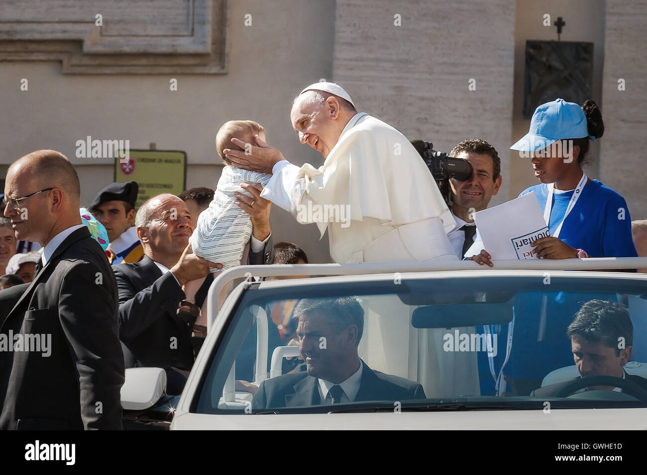 État de la Cité du Vatican - 3 septembre 2016 : Le Pape François caresse un  nouveau-né qui lui tend un homme de sécurité. Sur la voiture, avec le Pape  Photo Stock - Alamy