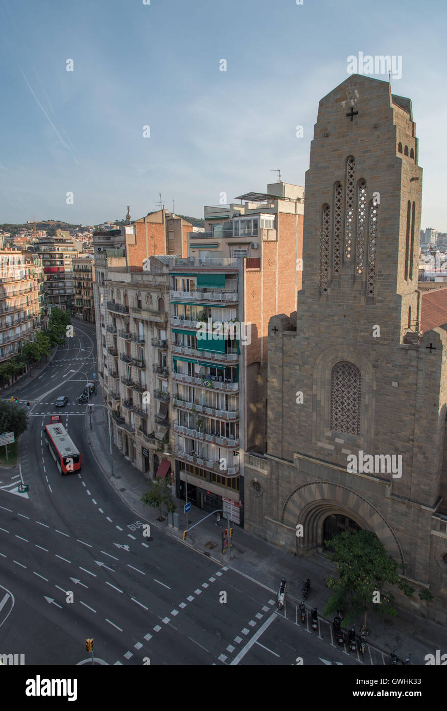 La vue depuis le toit-terrasse de l'Hôtel Augusta Barcelona de la rue et de la paroisse de l'église de Santa Teresa. Banque D'Images