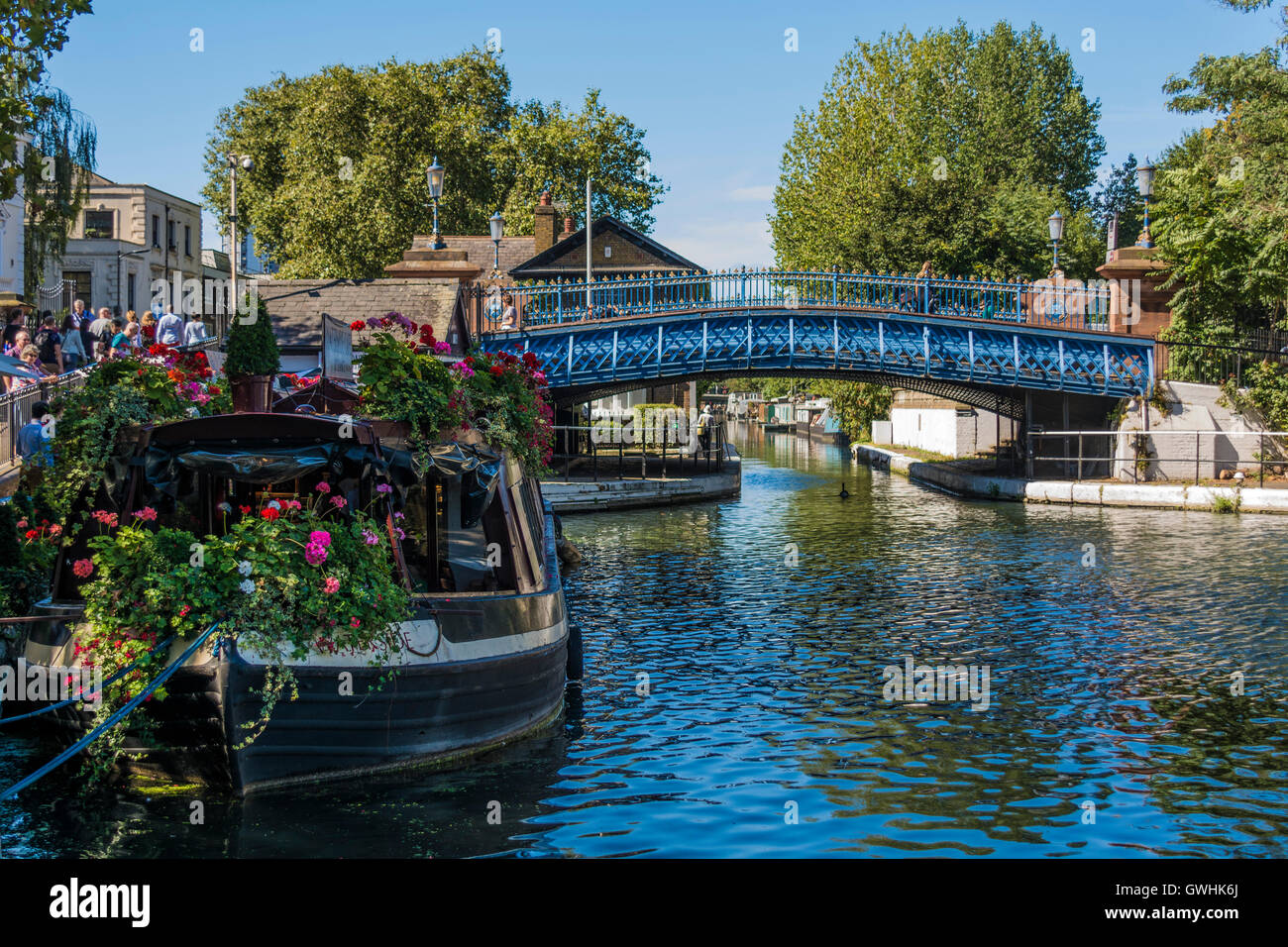 Bateau couvert de géraniums rouges et roses à la Warwick Avenue, 'la petite Venise', Londres W9 Banque D'Images