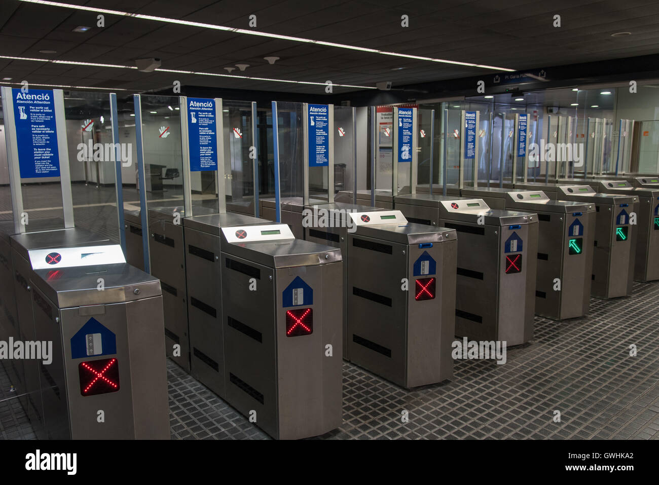 Billet automatisé portes. Intérieur de Gracia metro gare dans le quartier de Gracia, à Barcelone. Banque D'Images