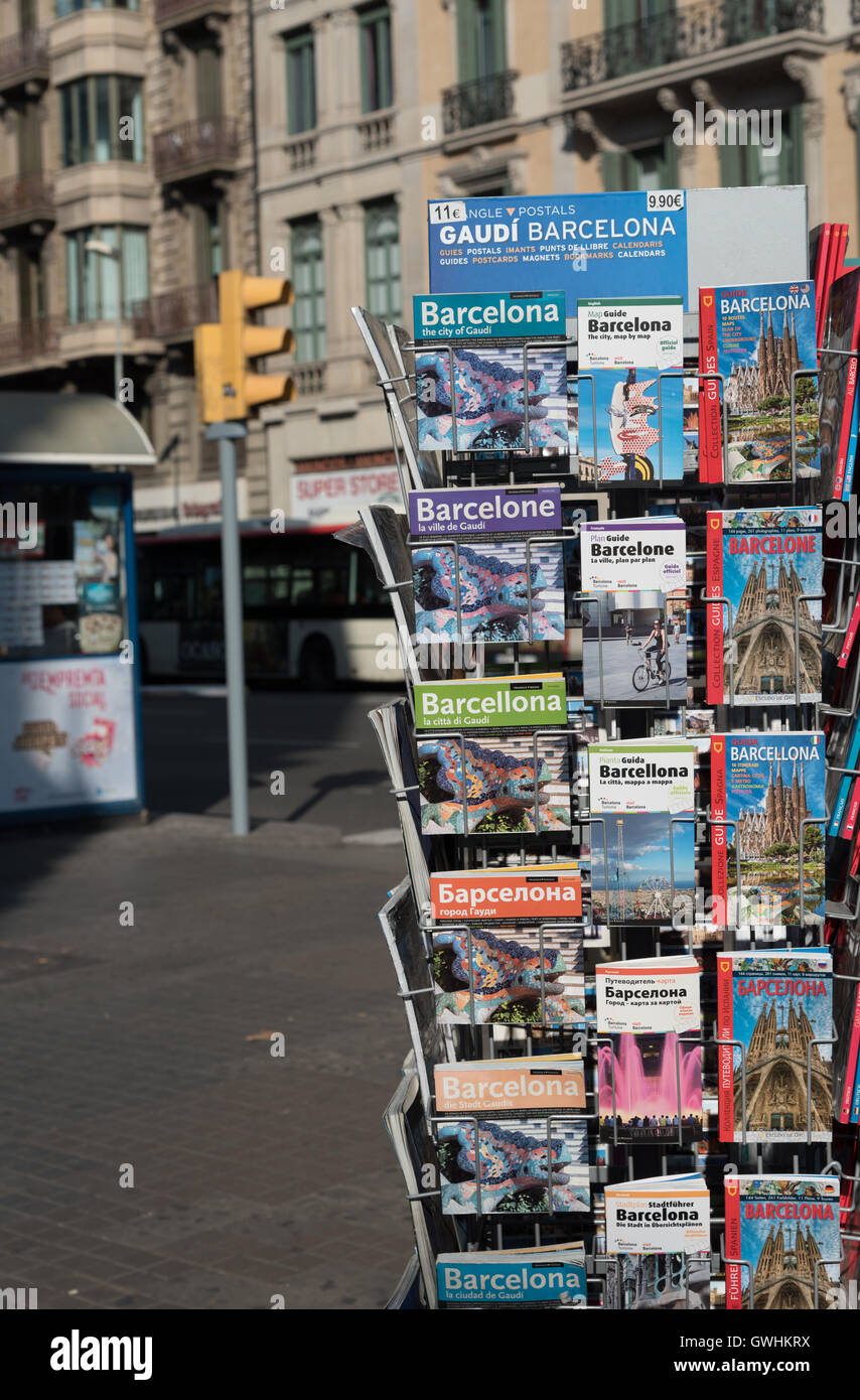 Une sélection de Barcelone guide livres dans diverses langues pour vente à la Placa de Catalunya. Banque D'Images
