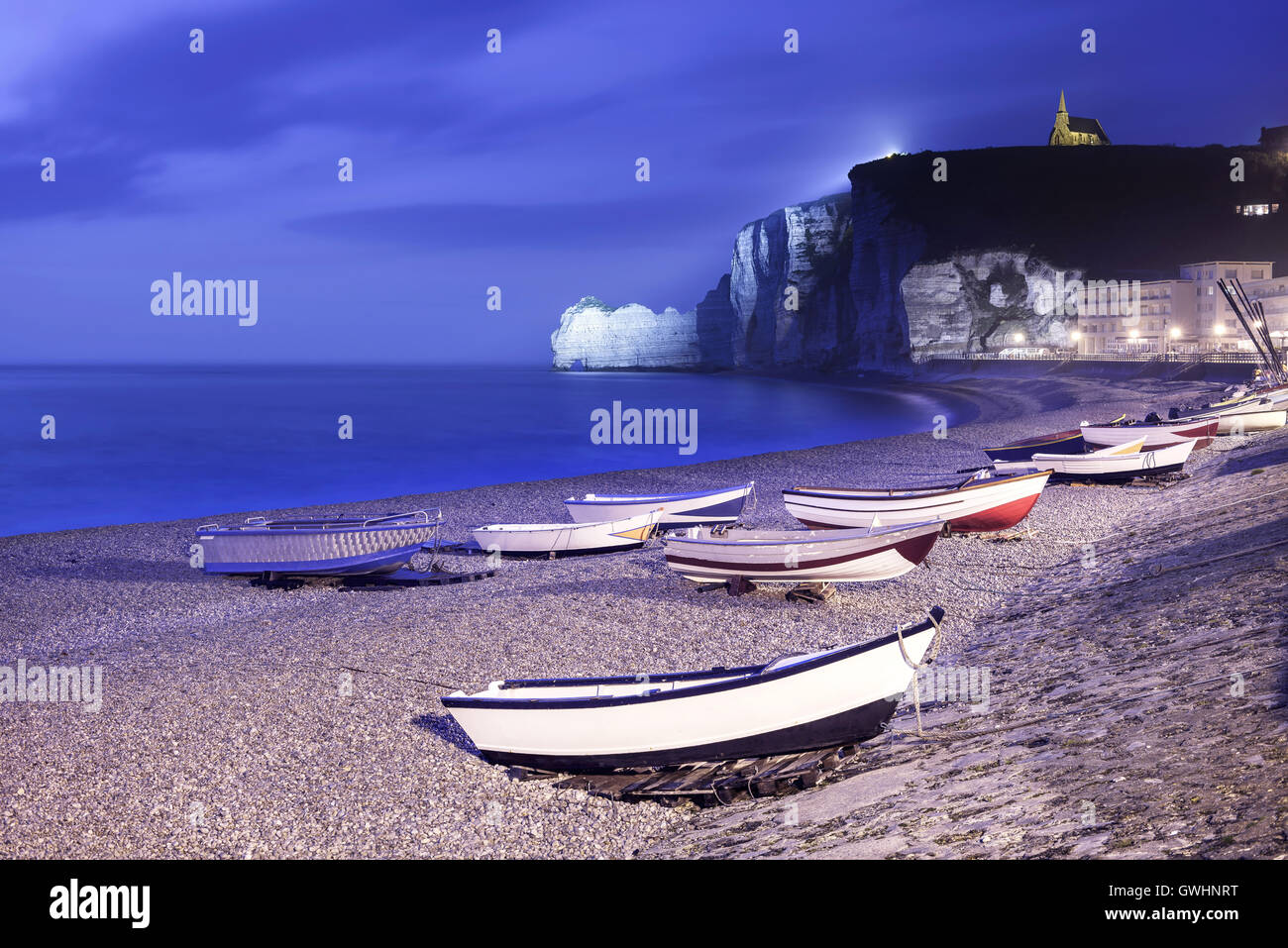 Etretat, village bay beach et bateaux sur une nuit de brouillard. Normandie, France, Europe. Banque D'Images