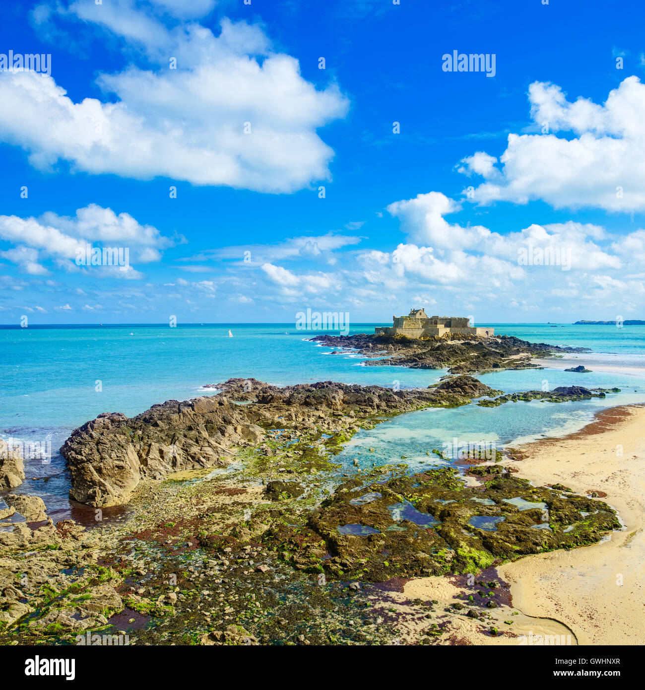 Saint Malo plage, Fort National et les roches à marée basse. Bretagne, France, Europe. Banque D'Images