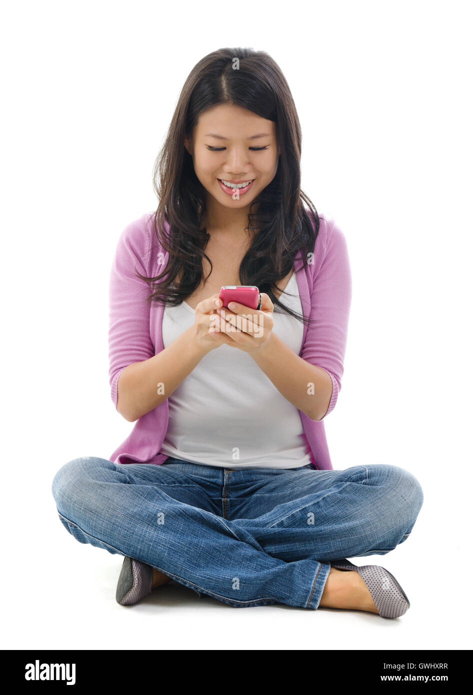 Young Woman texting on smart phone Banque D'Images