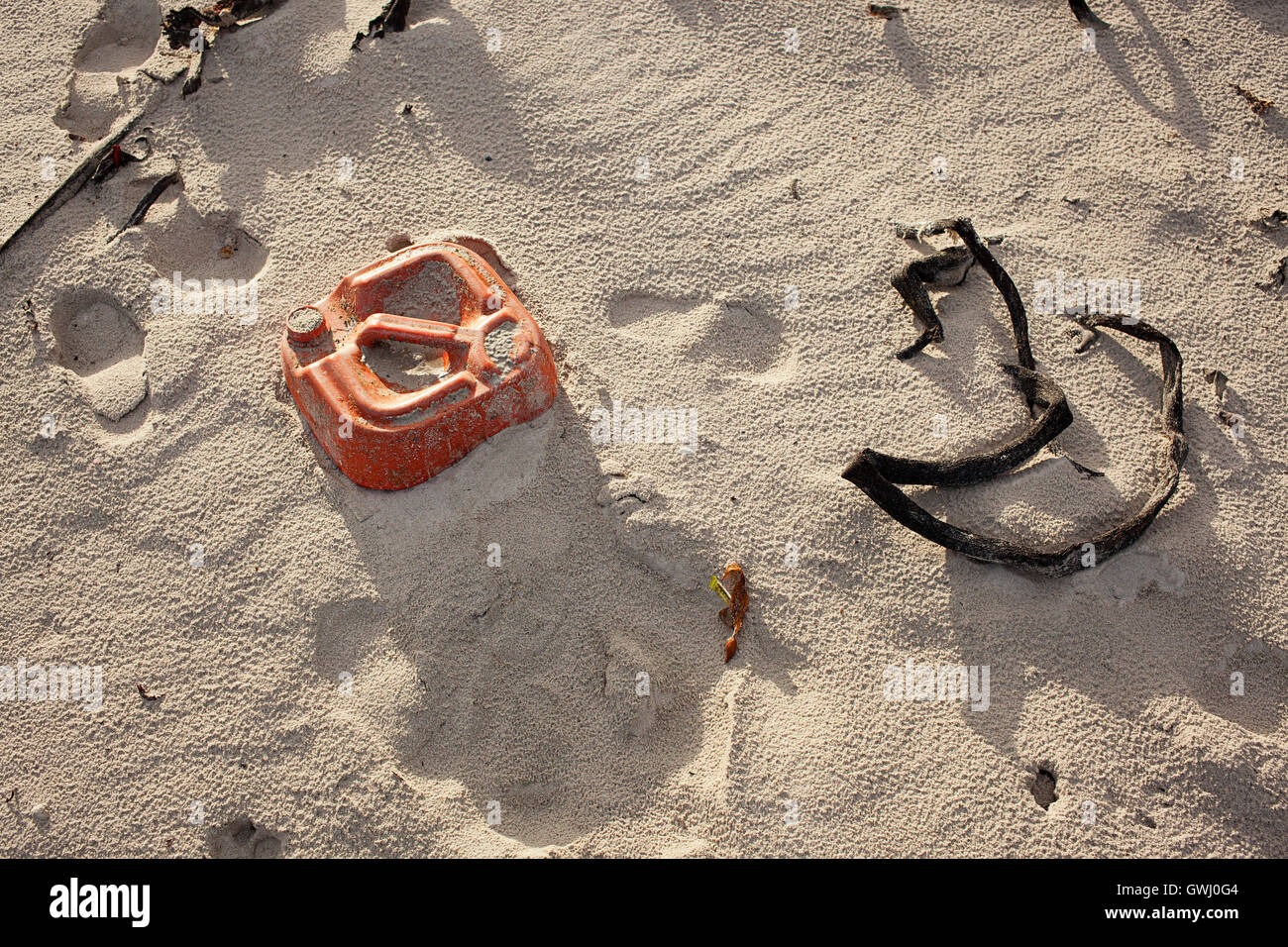 Récipient en plastique jonchent une plage Banque D'Images