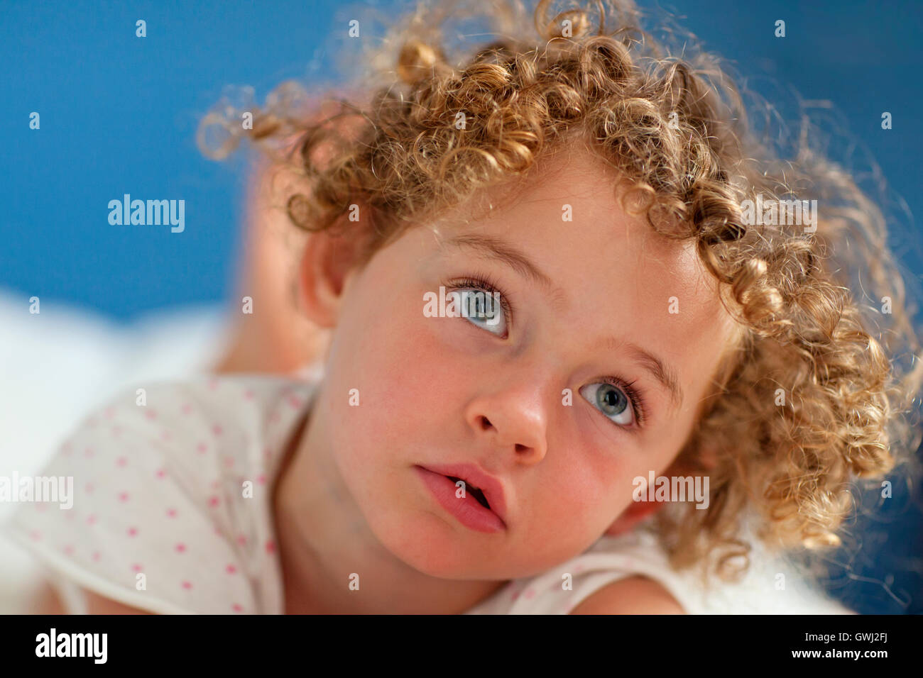 Belle jeune fille aux cheveux bouclés Photo Stock - Alamy